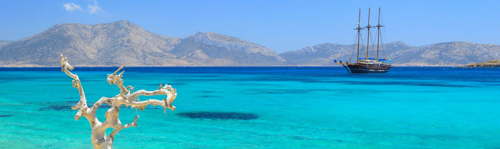 Il mare di Koufonissi dove un veliero naviga lambito dalle onde delle isole Cicladi
