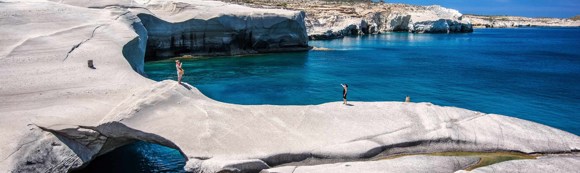 Formazioni rocciose bianche sul mare azzurro di Milos