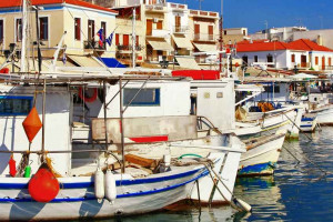 Isola di Egina: vista su un porto con barche tipiche greche
