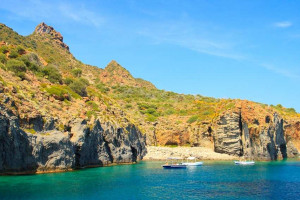 Isola di Panarea: panorama fra acqua, scogli, grotte e spiaggia