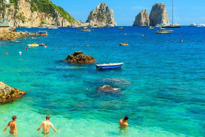 Capri: spiaggia e faraglioni