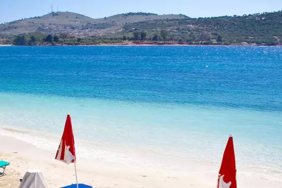 Saranda: bellissima spiaggia bianca con mare cristallino