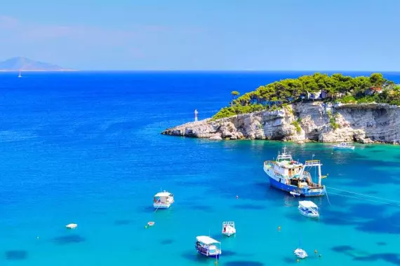 Isola di Alonissos nell&#039;Arcipelago delle Sporadi: panorama di un&#039;insenatura con mare trasparente