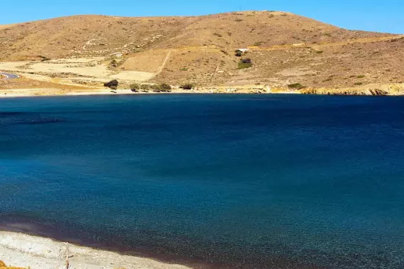 Panorama ad Astypalea: spiaggia lungo un&#039;insenatura con mare blu