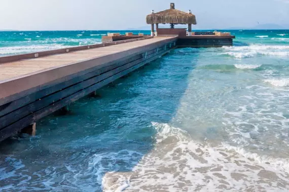 Cesme: pontile sulla spiaggia