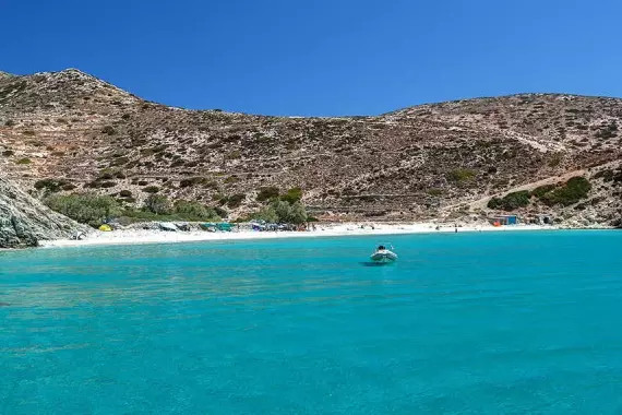 Panorama di Donoussa fra cielo e mare azzurri nelle Cicladi