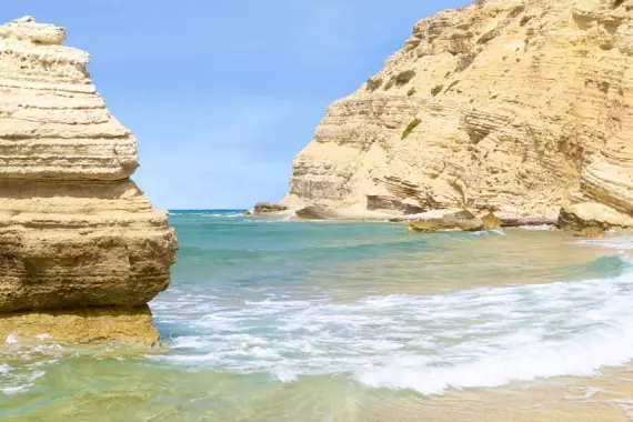 Acqua trasparente e sabbia fine su una spiaggia dell&#039;isola di Kos