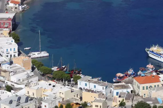 Vista aerea del mare e della costa di Leros isola del Dodecaneso