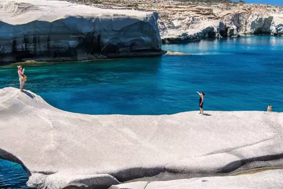 Formazioni rocciose bianche sul mare azzurro di Milos