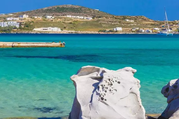 Paesaggio del mare di Paros: acqua cristallina e scogli bianchi