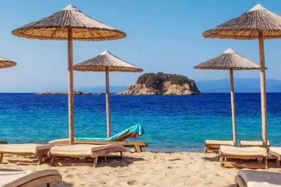 Isola di Skiathos: spiaggia attrezzata con ombrelloni e lettini