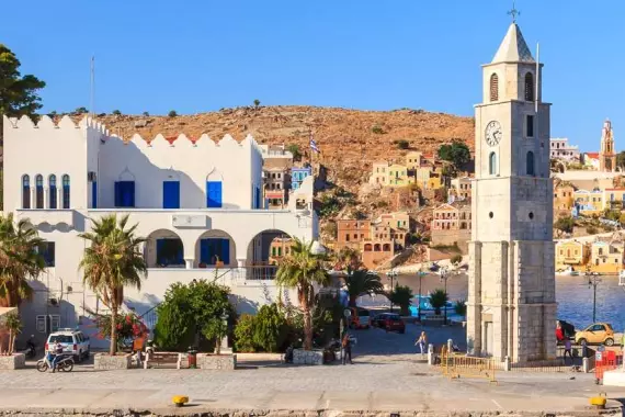 Panorama del porto a Symi, isola del Dodecaneso