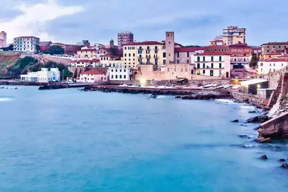 Piombino: panorama dalla città che si affaccia sul mare